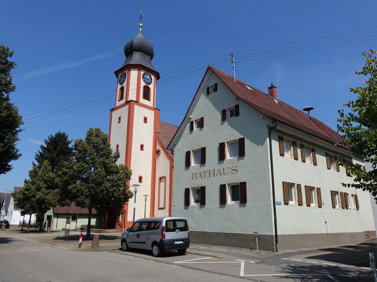 Hausen an der Mhlin, Rathaus und St. Johannes Kirche in der Falkensteinerstr. (15.08.2016)