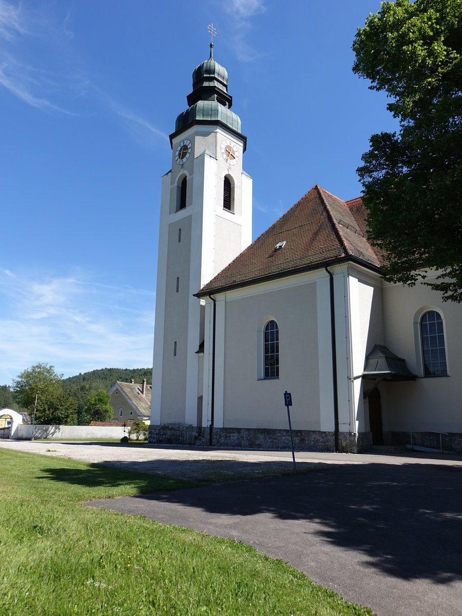 Hausen, neubarocke kath. Pfarrkirche St. Georg, Verputzter Massivbau mit Walmdach, erbaut von 1913 bis 1914 durch Johann Baptist Schott (11.06.2017)