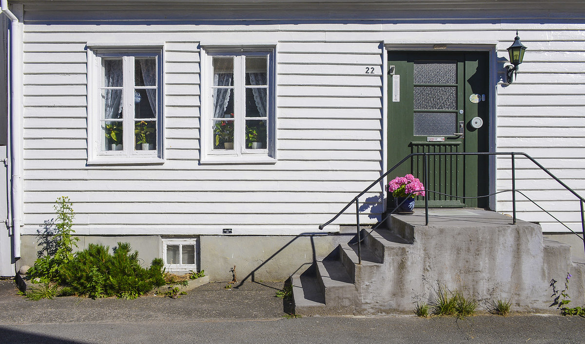 Hausfassade an der Adolph Tidemann Gate in Mandal (Srlandet - Norwegen). Aufnahme: 1. Juli 2018.