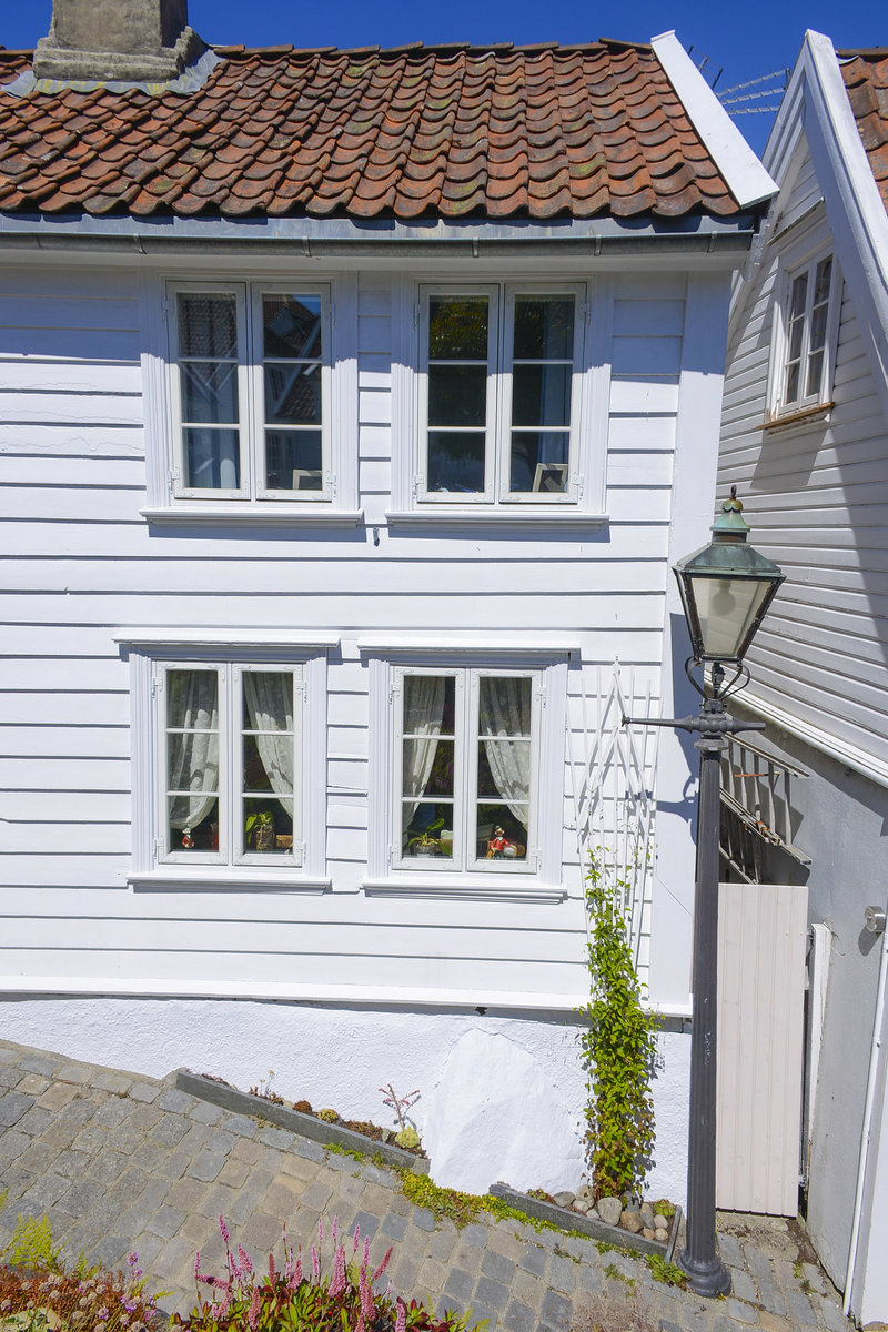 Hausfassade in der Stavanger Altstadt (Gamle Stavanger). Gamle Stavanger, besteht aus 173 Holzhusern aus dem 18. und vom Beginn des 19. Jahrhunderts. Aufnahme: 2. Juli 2018. 