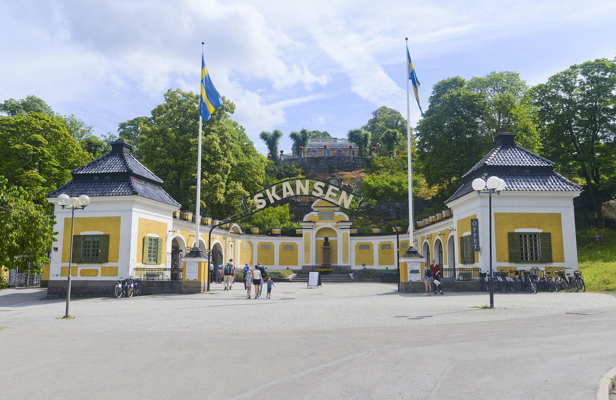 Hazeliusporten, der Haupteingang zum Skansen (schwedisch fr Die Schanze) in Stockholm.Skansen  ist ein Stockholmer Freilichtmuseum im Westteil der Halbinsel Djurgrden. 
Aufnahme: 26. Juli 2017.
