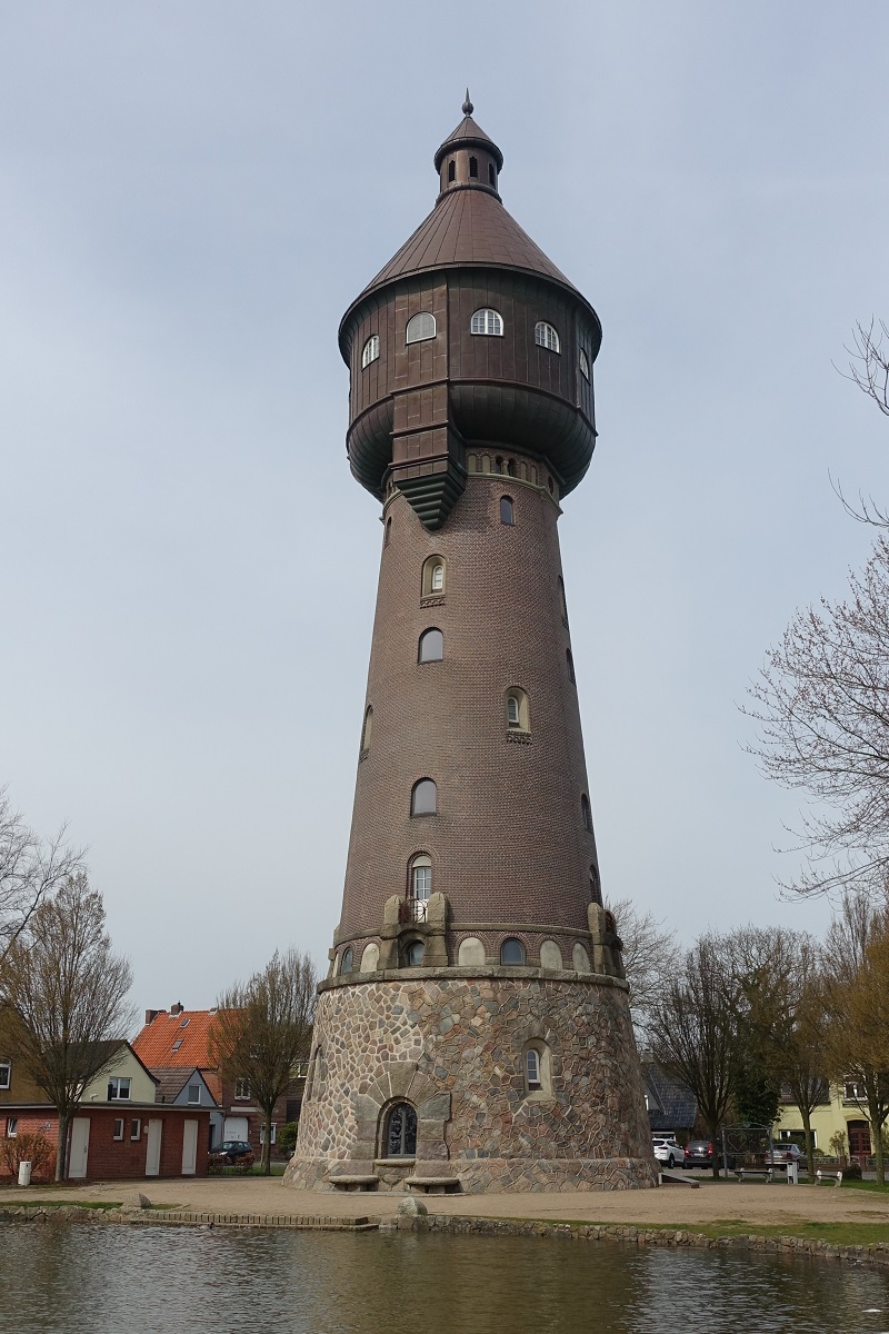 Heide/Holstein am 10.4.2023: Der Wasserturm befindet sich am Ostpool in einer Parkanlage, nordstlich des Marktplatzes. Der Turm wurde im Jahr 1903 errichtet und gilt als Wahrzeichen der Stadt. Mit 4 Meter berragt er den Kirchturm von Heide.