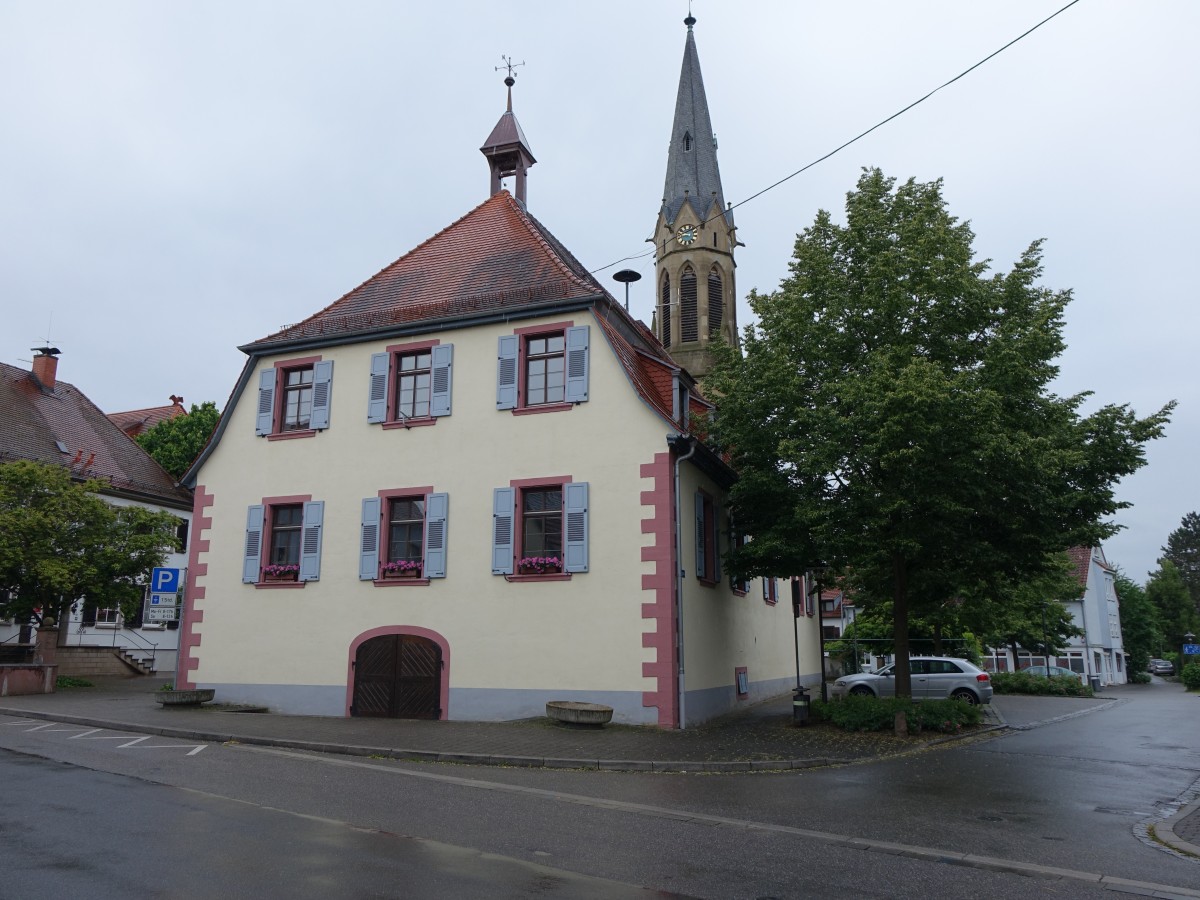 Heidelsheim, Rathaus und Ev. Stadtkirche von 1711 (25.05.2015)