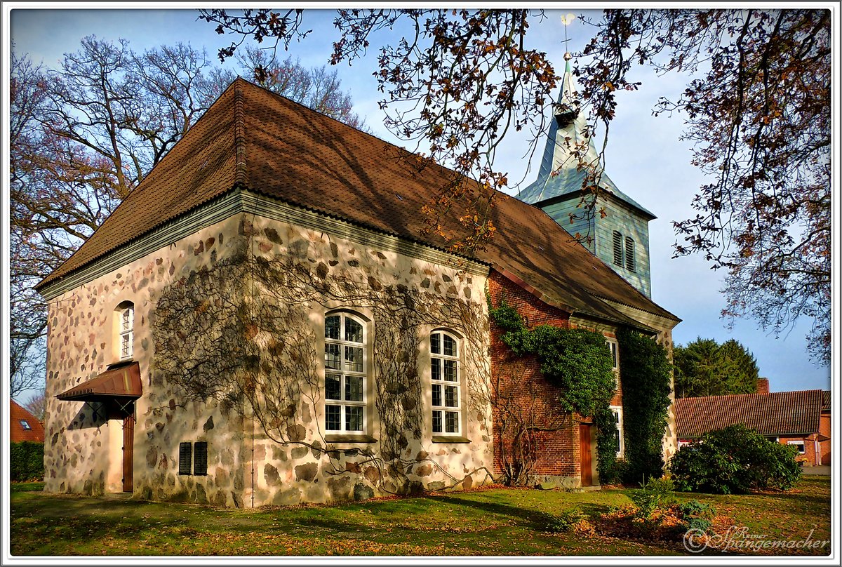 Heilig-Kreuz Kirche in Bockel, Kreis Rotenburg/Wmme. Dieses historische Bauwerk, wurde zum Teil aus Feldsteinen gefertigt. November 2013