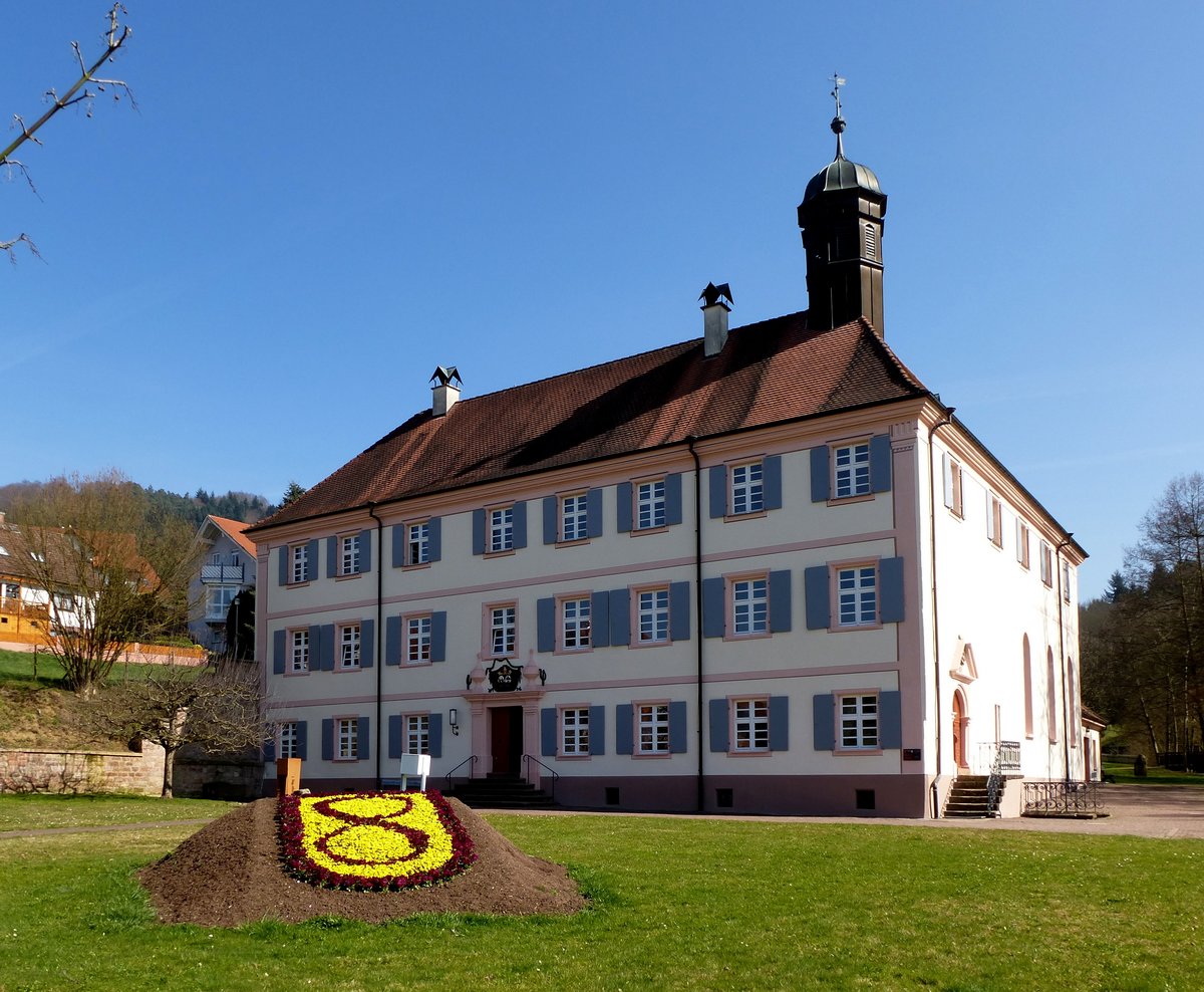 Heiligenzell, das Schlo, entstanden aus einem Gutshof aus dem 15.Jahrhundert des Klosters Schuttern, dann Sommersitz der bte, seit 1926 Eigentum der Gemeinde und seit 1984 Kulturzentrum des Ortes, Mrz 2017 