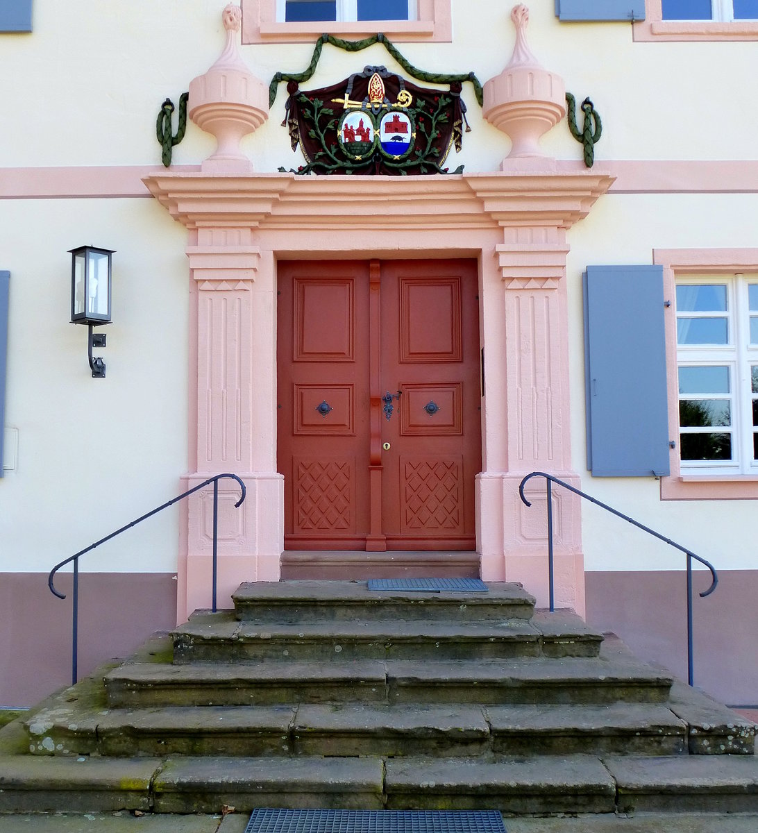 Heiligenzell, das wappengeschmckte, barocke Hauptportal des Schloes, Mrz 2017