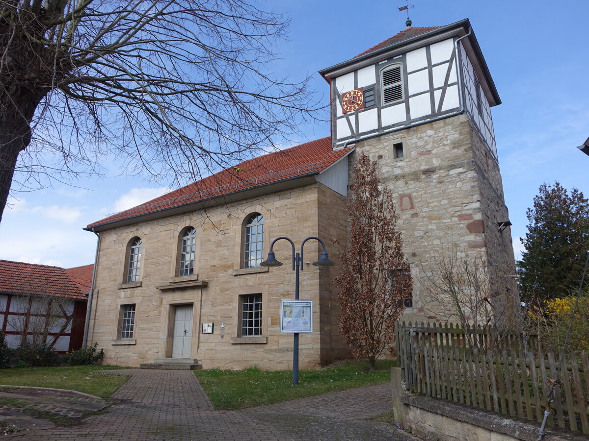 Heldra, evangelische St. Johannes Kirche, erbaut 1440, Fachwerkobergeschoss von 1825 (17.03.2024)