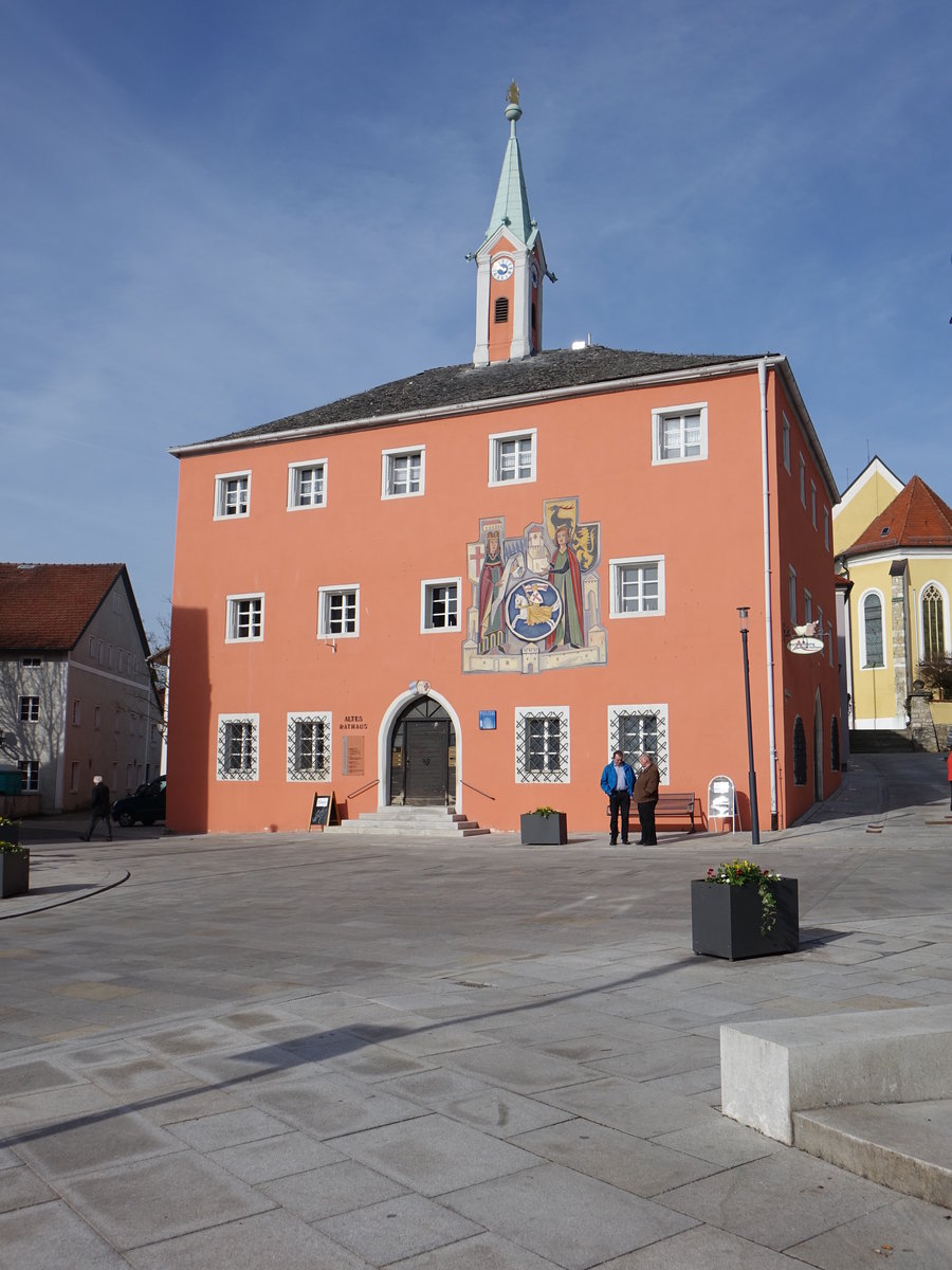 Hemau, altes Rathaus, Dreigeschossiger Walmdachbau mit Kalkplattendeckung, profilierten Fenstern, Spitzbogenportalen und Glockenturm mit Spitzhelm, sptgotisch erbaut 1471 (26.03.2017)