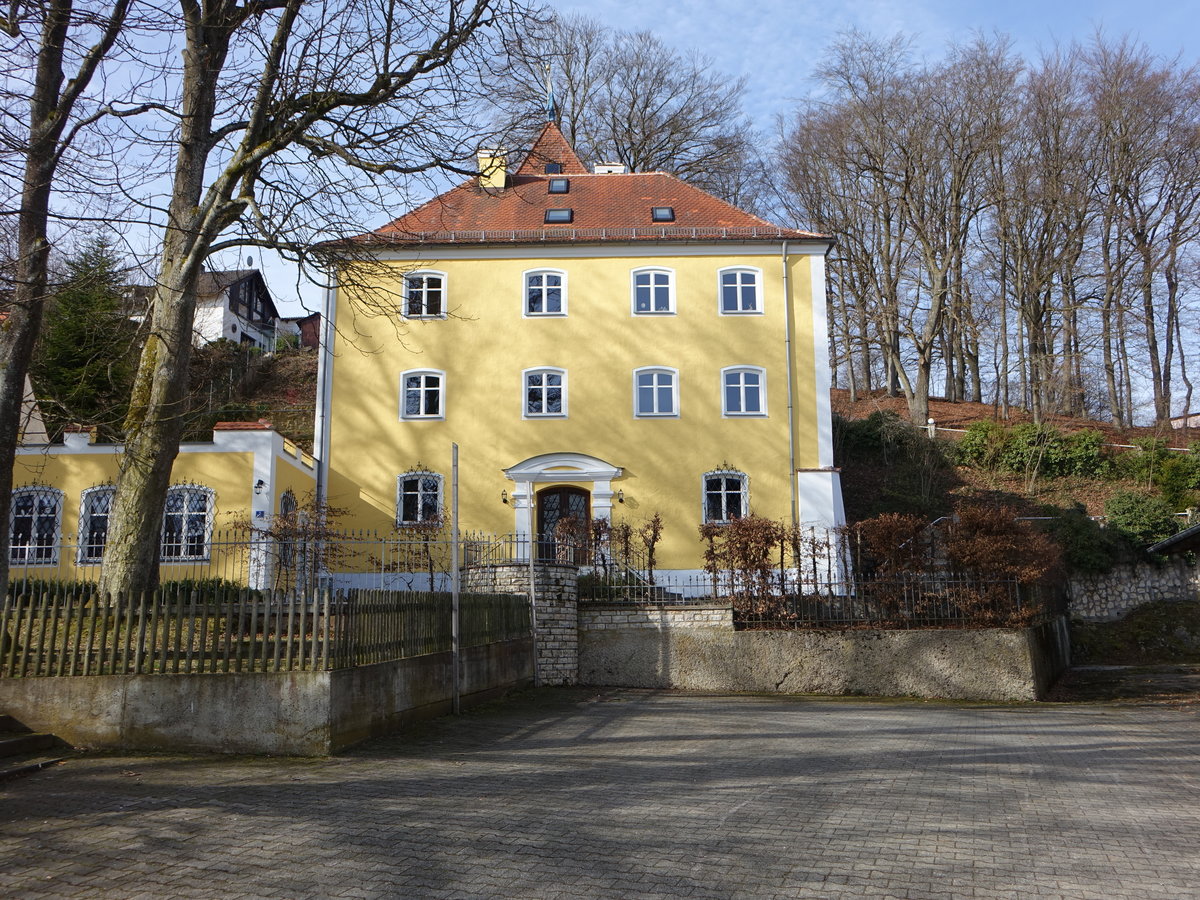 Hemau, Schloss Laufenthal, dreigeschossiger barocker Walmdachbau mit viergeschossigem Turm, erbaut 1698 (26.03.2017)