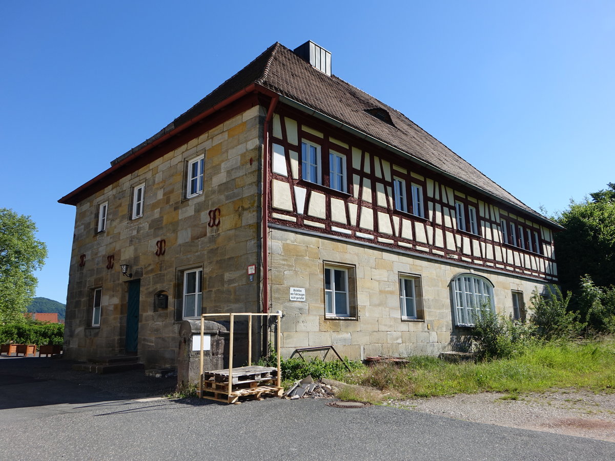 Henfenfeld, ehem. Schloscheune, Fachwerkbau mit Steilsatteldach, erbaut 1833 vom Schlossherrn Benedikt von Schwarz (11.06.2017)