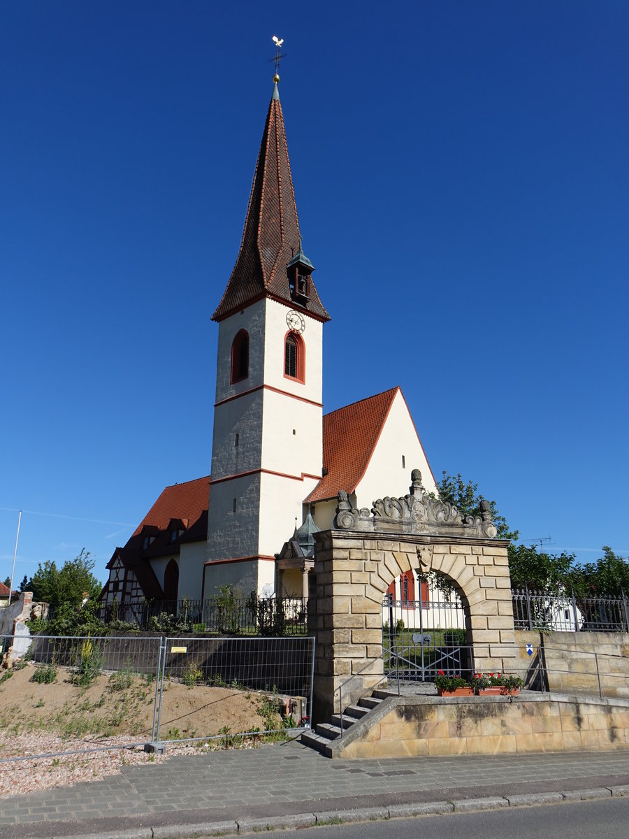 Henfenfeld, Ev. Pfarrkirche St. Nikolaus, Chor 13. Jahrhundert, Langhaus erbaut bis 1491, Langhausverlngerung im 17. Jahrhundert (11.06.2017)