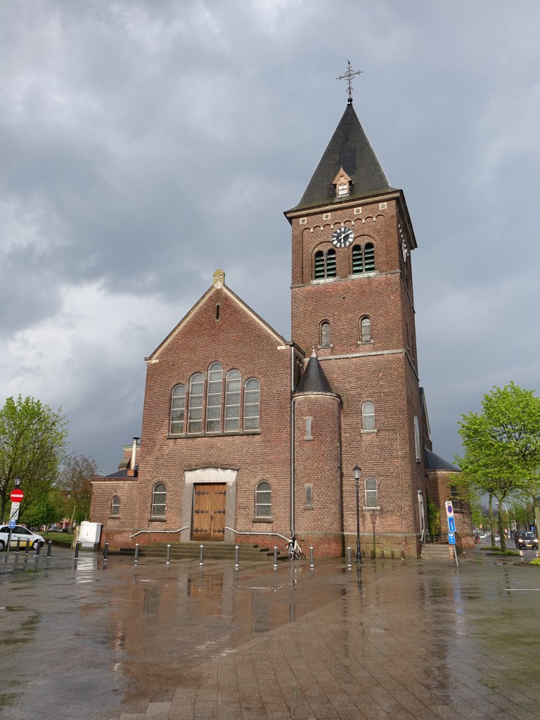 Heppen, St. Blasius Kirche, erbaut ab 1848, erweitert 1903, Fassade und Turm neu erbaut von 1939 bis 1940 (25.04.2015)