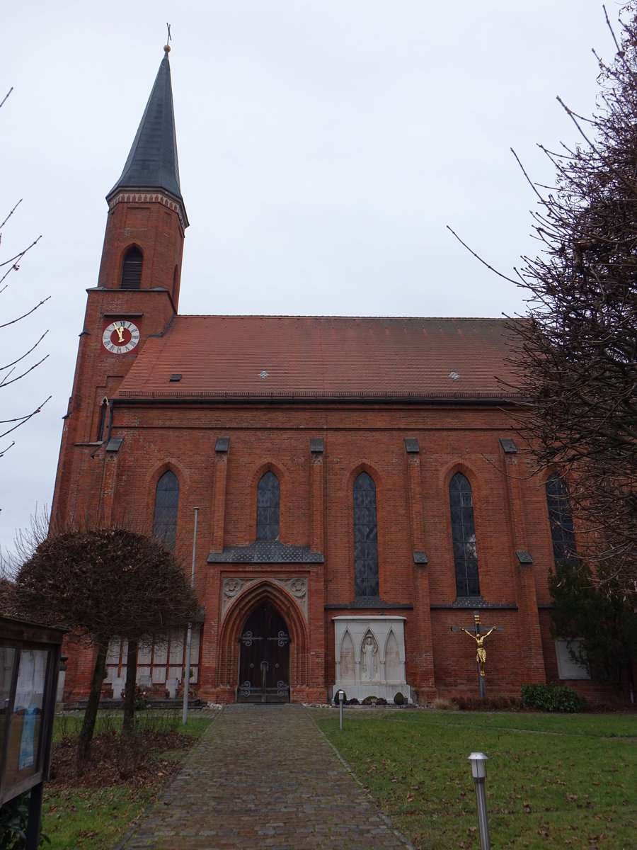 Herbertshausen, kath. Pfarrkirche St. Emmeran, neugotischer Rohziegelbau, erbaut von 1855 bis 1858 nach Plnen von Leonhard Schmidtner (25.12.2016)