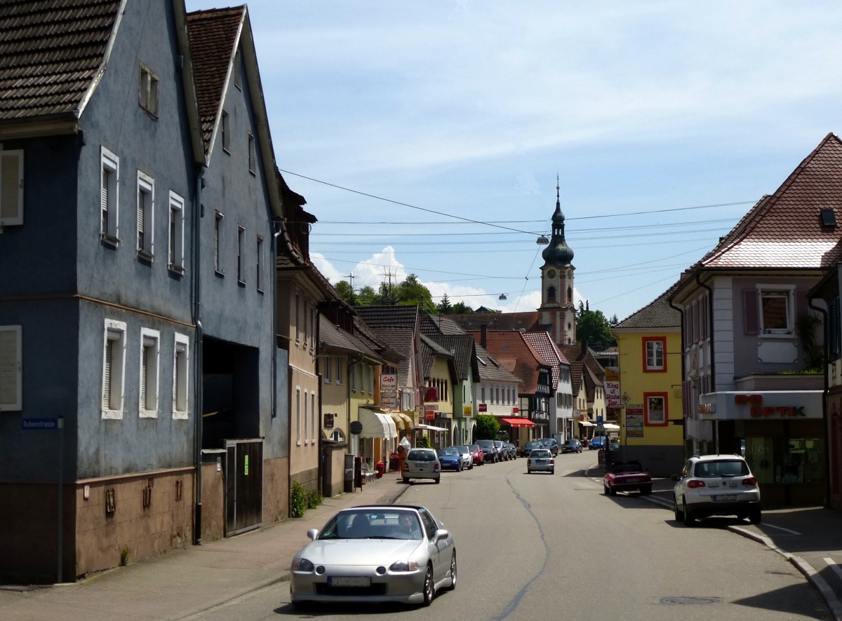 Herbolzheim, Blick in die Hauptstrae und zur Pfarrkirche St.Alexius, Juni 2013