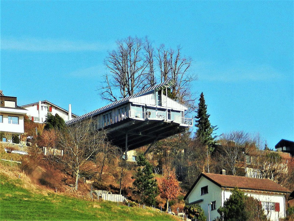 Herisau, das Einfamilienhaus “Schublade Rti”, Rtiwaldstrasse 5, ist eines der aufflligsten Gebude der Ostschweiz (Fertigstellung 1995) -17.03.2012