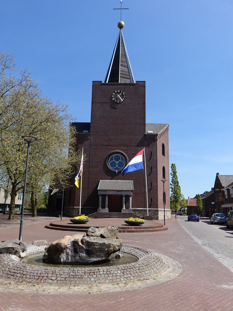 Herkenbosch, St. Sebastian Kirche, erbaut 1924, restauriert nach Kriegsende bis 1949 (05.05.2016)