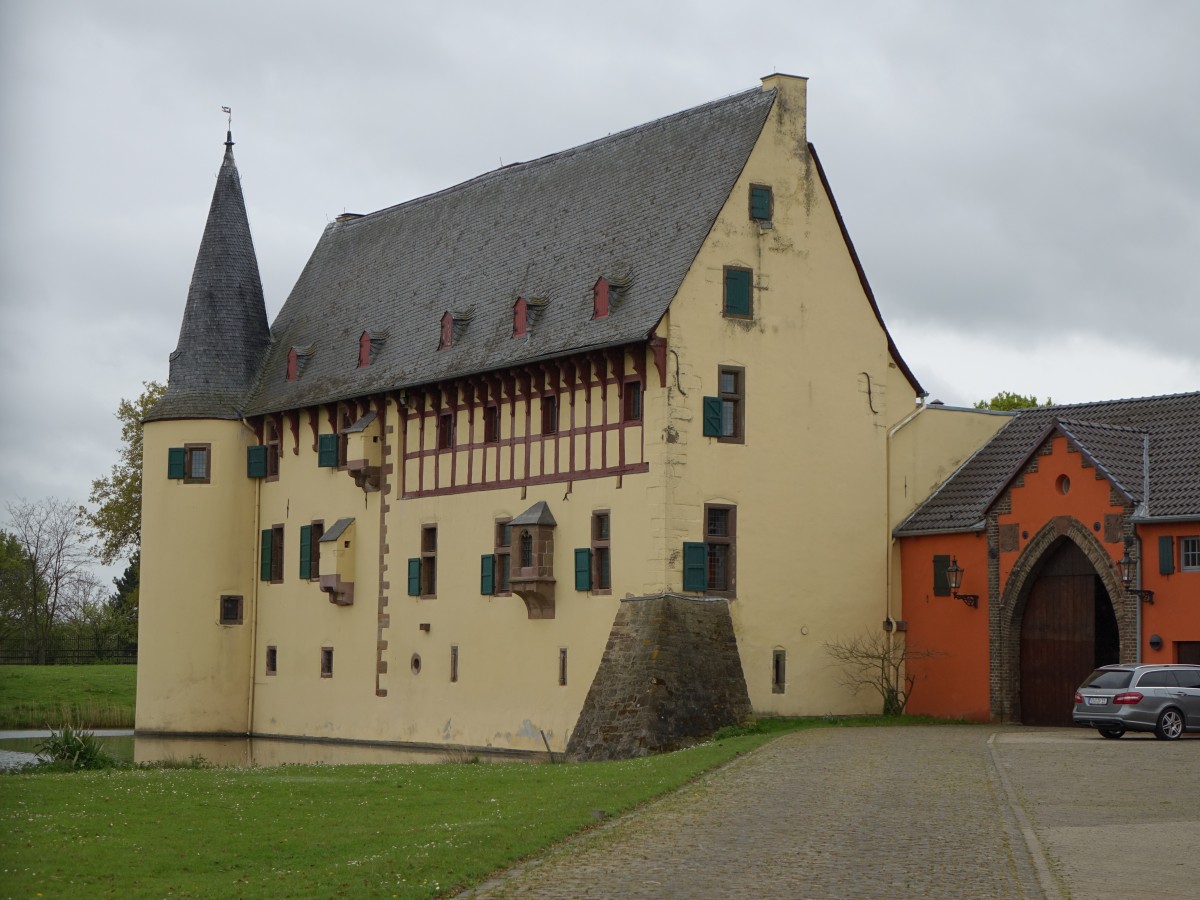 Herrenhaus von Burg Langendorf, sptgotische Wasserburg, erbaut ab dem 13. Jahrhundert, runder Eckturm 15. Jahrhundert (03.05.2015)