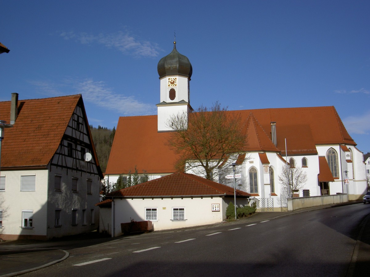Hettingen, sptgotische St. Martin Kirche, erbaut bis 1499, Kirchenschiff 1959 nach Westen erweitert (06.01.2014)