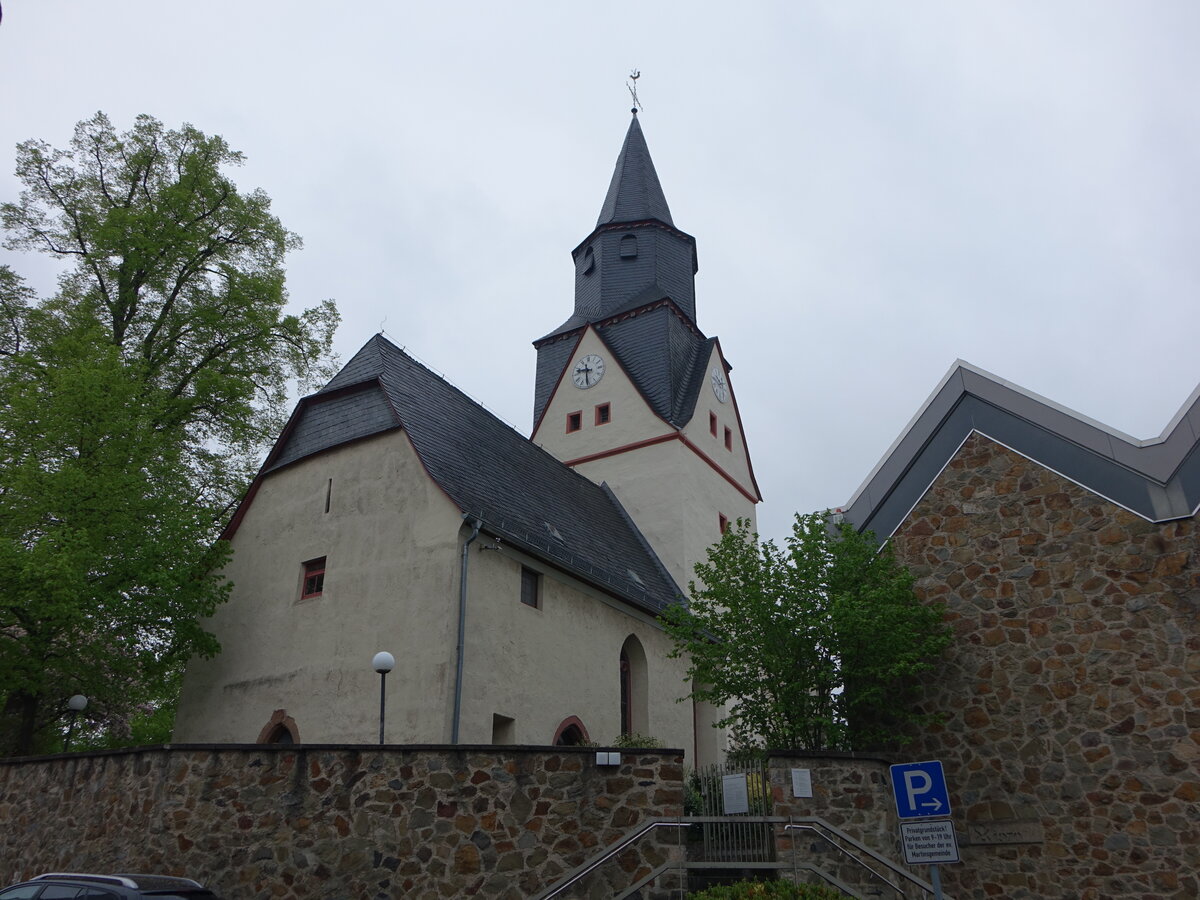 Heuchelheim, evangelische St. Martin Kirche, Chorraum von 1280, Kirchenschiff erbaut 1512 (30.04.2022)