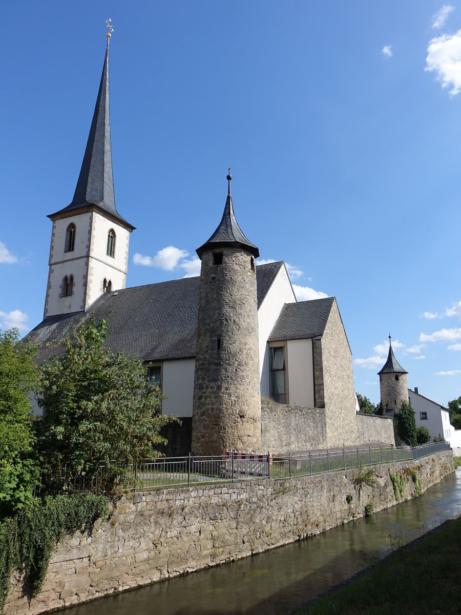 Heustreu, kath. Pfarrkirche St. Michael, gotischer Turm mit Spitzhelm aus dem 14. Jahrhundert, Langhaus erbaut von 1956 bis 1957 von Hans Schdel (08.07.2020)