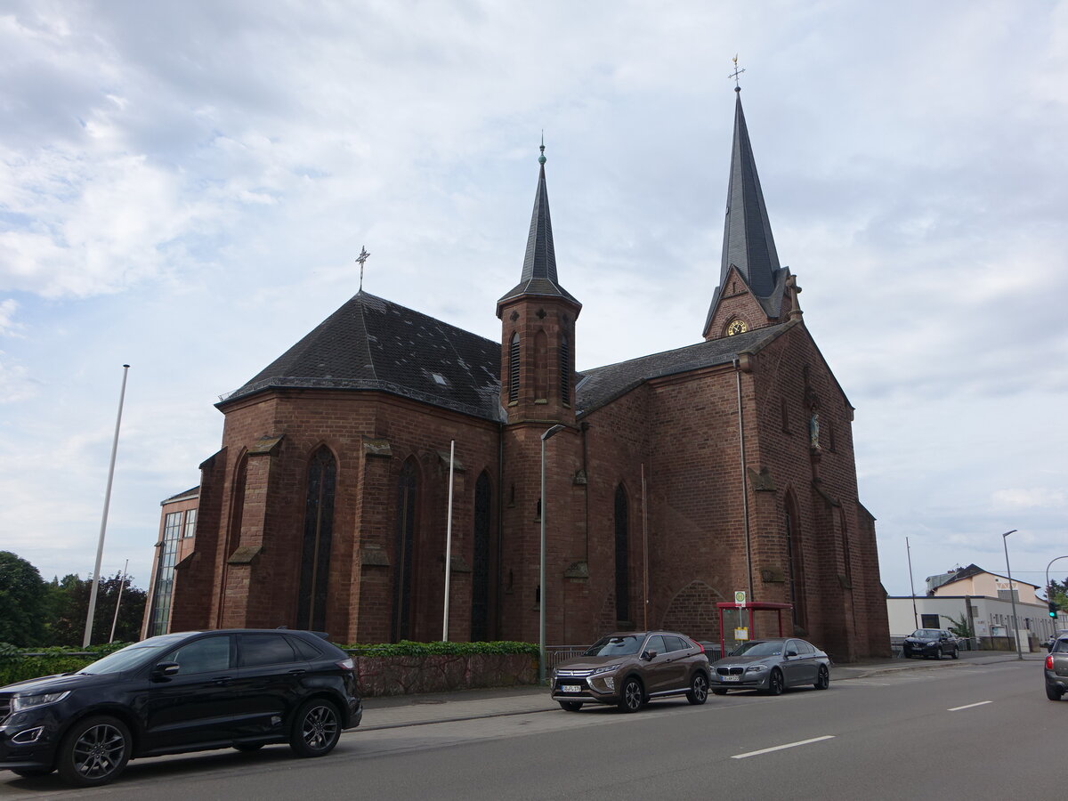 Heusweiler, Pfarrkirche Maria Heimsuchung, erbaut von 1862 bis 1863 nach Plnen von Carl Friedrich Mller (15.07.2023)