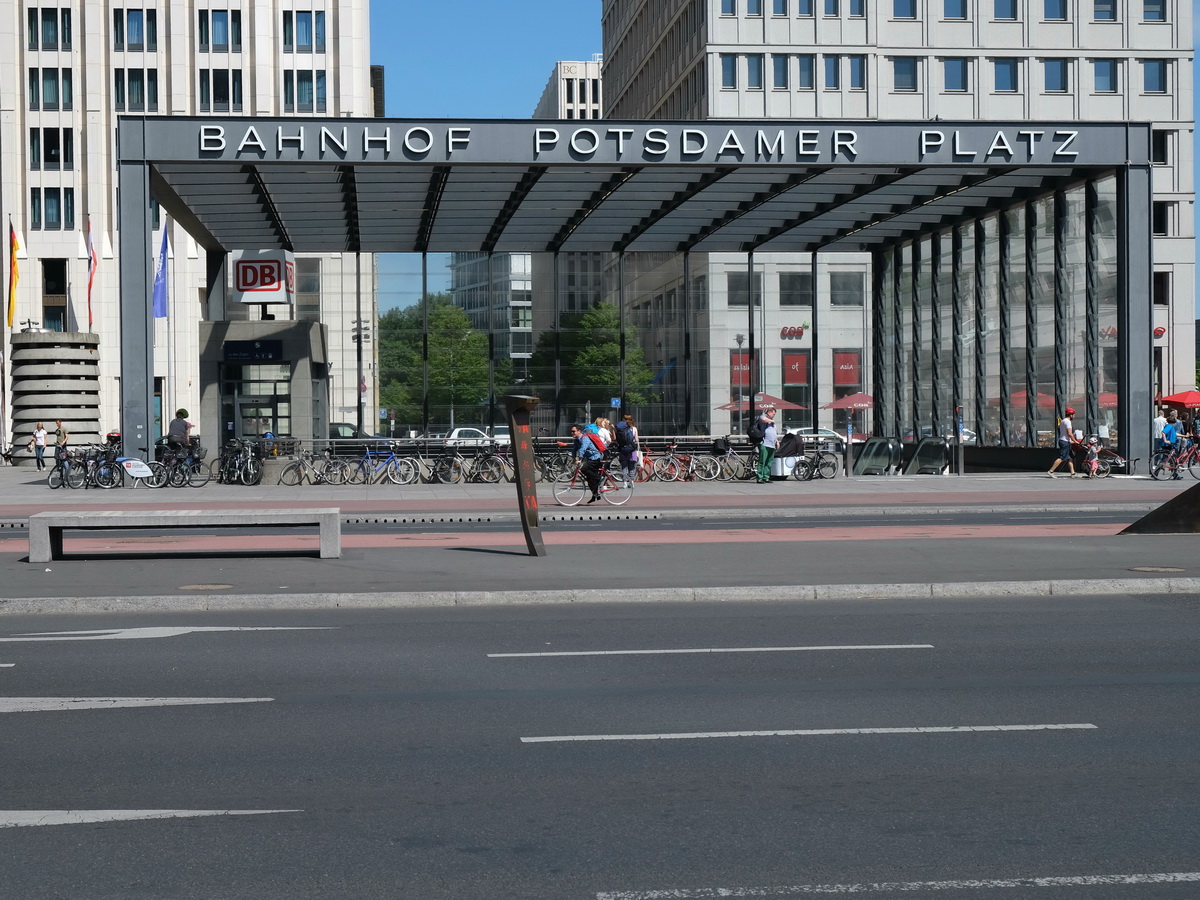 Hier ist am 11. Juli 2015 einer der Eingnge in den Bahnhof Potsdamer Platz zu sehen.

