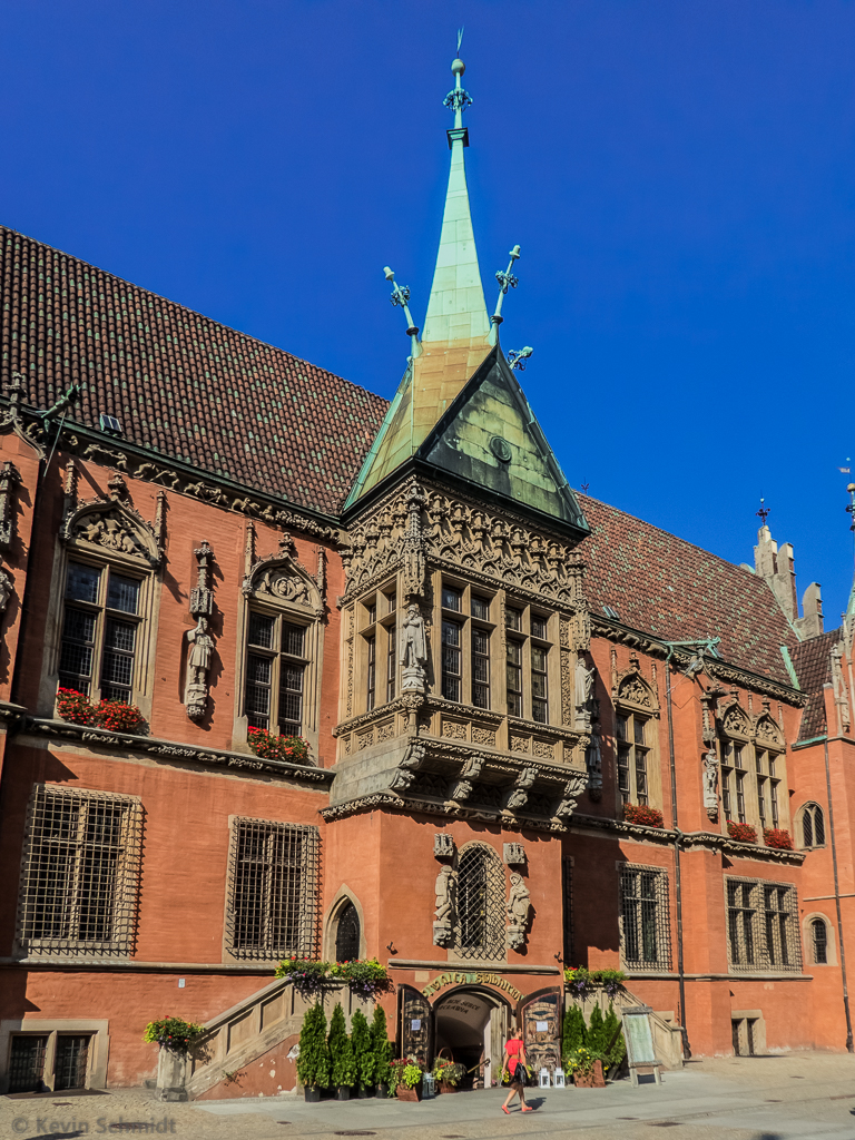 Hier ist einer von mehreren Erkern an der Sdfassade des Breslauer Rathauses zu sehen. Sein heutiges Erscheinungsbild verdankt das Rathaus einer aufwendigen Umbauphase im 16. Jahrhundert im Stil der Sptgotik. (29.07.2014)