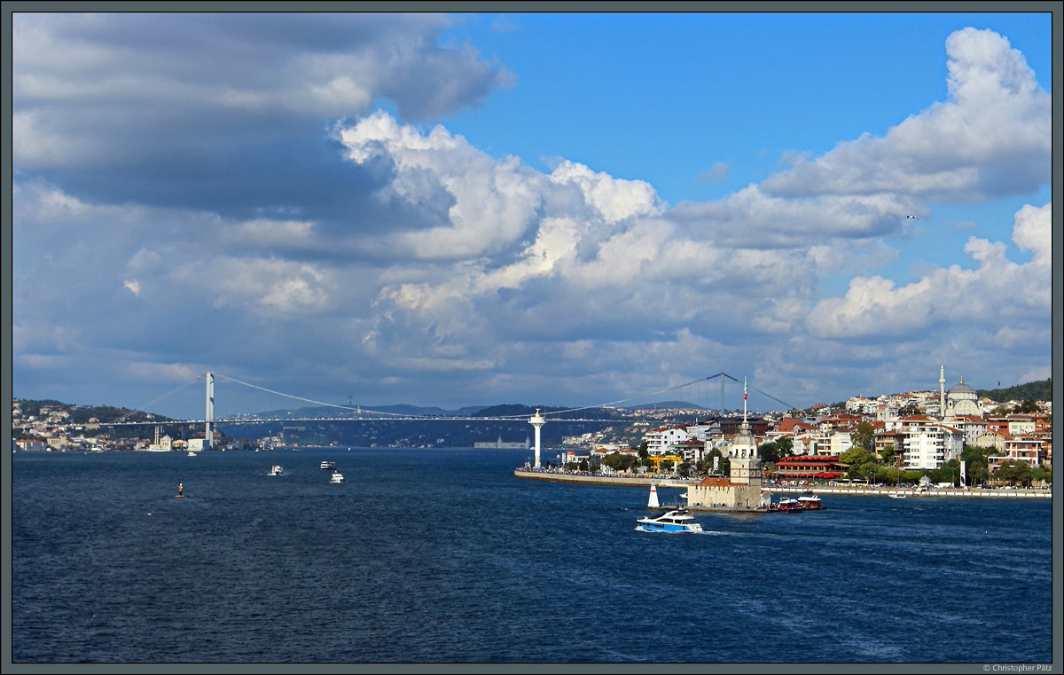 Hier treffen Asien und Europa aufeinander: Die Bosporusbrcke verbindet seit 1973 die beiden Istanbuler Stadtteile Beşiktaş und skdar miteinander. Rechts ist der Leuchtturm Kız Kulesi aus dem 18. Jahrhundert zu sehen. (09.09.2019)