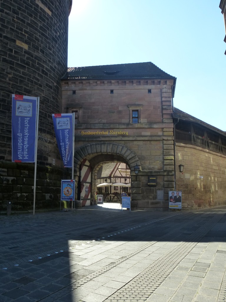 Hier zu sehen ist ein kleiner Teil der Mauer des Handwerkerhofes in Nrnberg am 06.09.2013. 