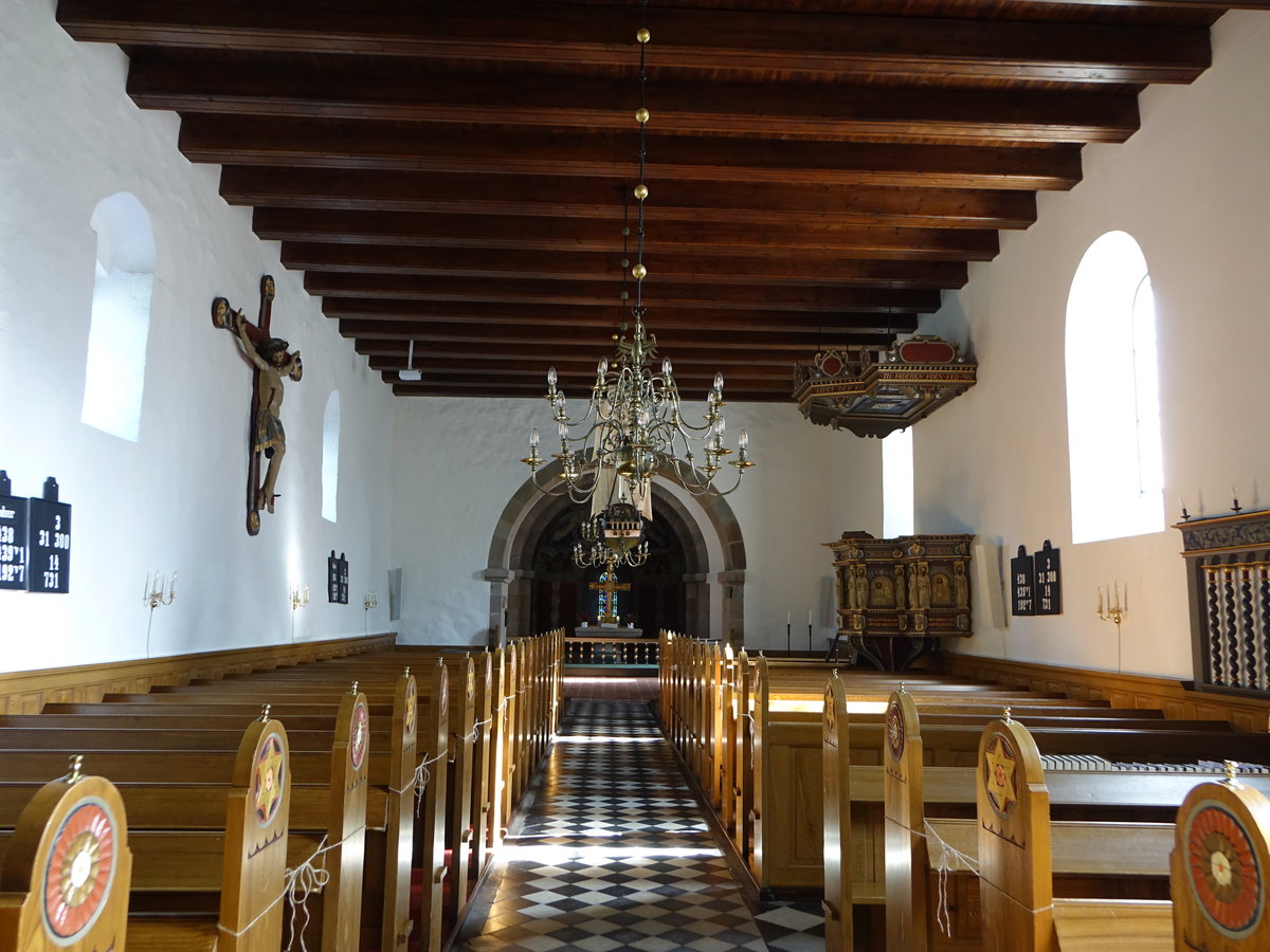 Hillerslev, Innenraum der Ev. Kirche, Kanzel von 1654, gotisches Kruzifix von 1475 (19.09.2020)