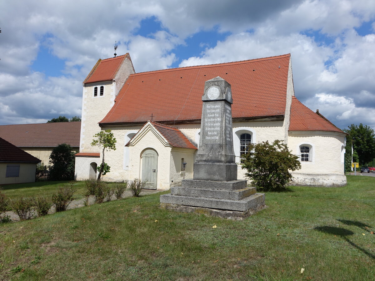Hillmersdorf, evangelische Feldsteinkirche, erbaut im 13. Jahrhundert (08.08.2021)