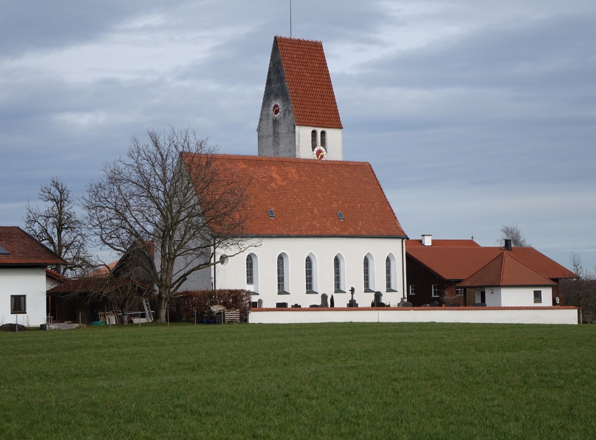 Hilperting, Filialkirche St. Leonhard, Saalbau mit eingezogenem Chor und nrdlichem Sattelturm, Langhaus romanisch, Chor gotisch, Turm um 1500 (09.02.2016)