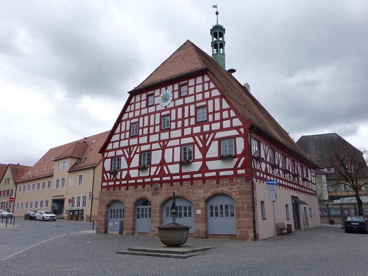 Hilpoltstein, altes Rathaus, zweigeschossiger, giebelstndiger Satteldachbau mit Fachwerkobergeschoss und -giebel, Mitte 16. Jahrhundert (05.03.2017)