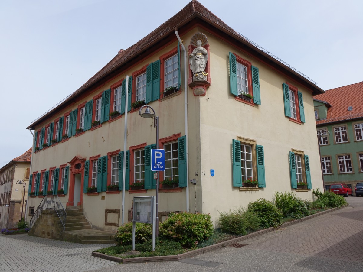 Hilsbach, ehem. Amtskellerei, erbaut von 1732 bis 1733 als Verwaltungsgebude der kurpflzischen Amtskeller, ab 1808 Rentamt der Frsten von Leiningen, ab 1840 Schulhaus, ab 1982 Rathaus der Stadt (31.05.2015)