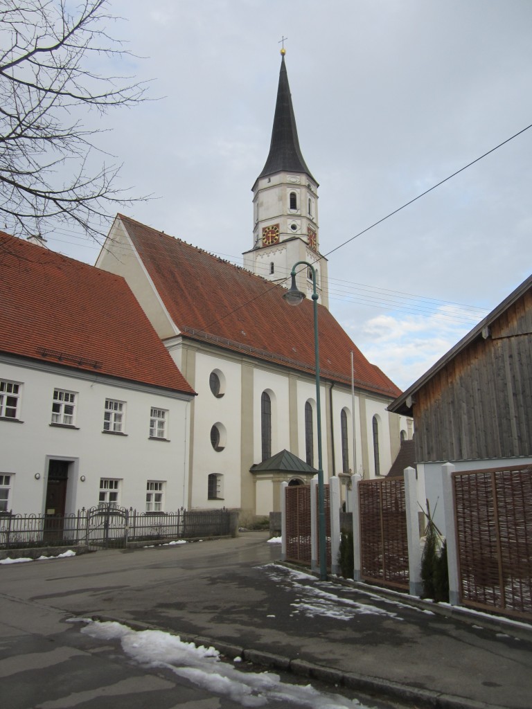 Hiltenfingen, St. Silvester Kirche und Pfarrhaus, Langhaus erbaut 1490, verlngert 
durch Michael Stiller 1725, Pfarrhaus erbaut von 1711 bis 1712 durch Georg Hbler 
(01.02.2014)