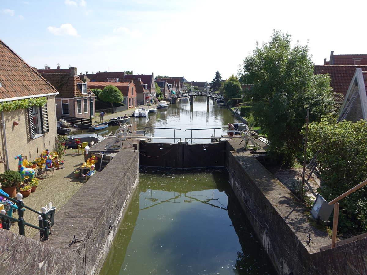 Hindeloopen, Kanalschleuse zum Ijsselmeer an der Kalverstraat (26.07.2017)