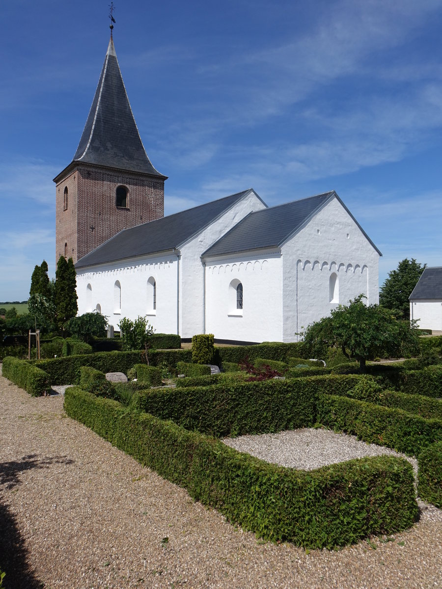 Hinnerup, neugotische Ev. Haldum Kirche, erbaut im 18. Jahrhundert (07.06.2018)
