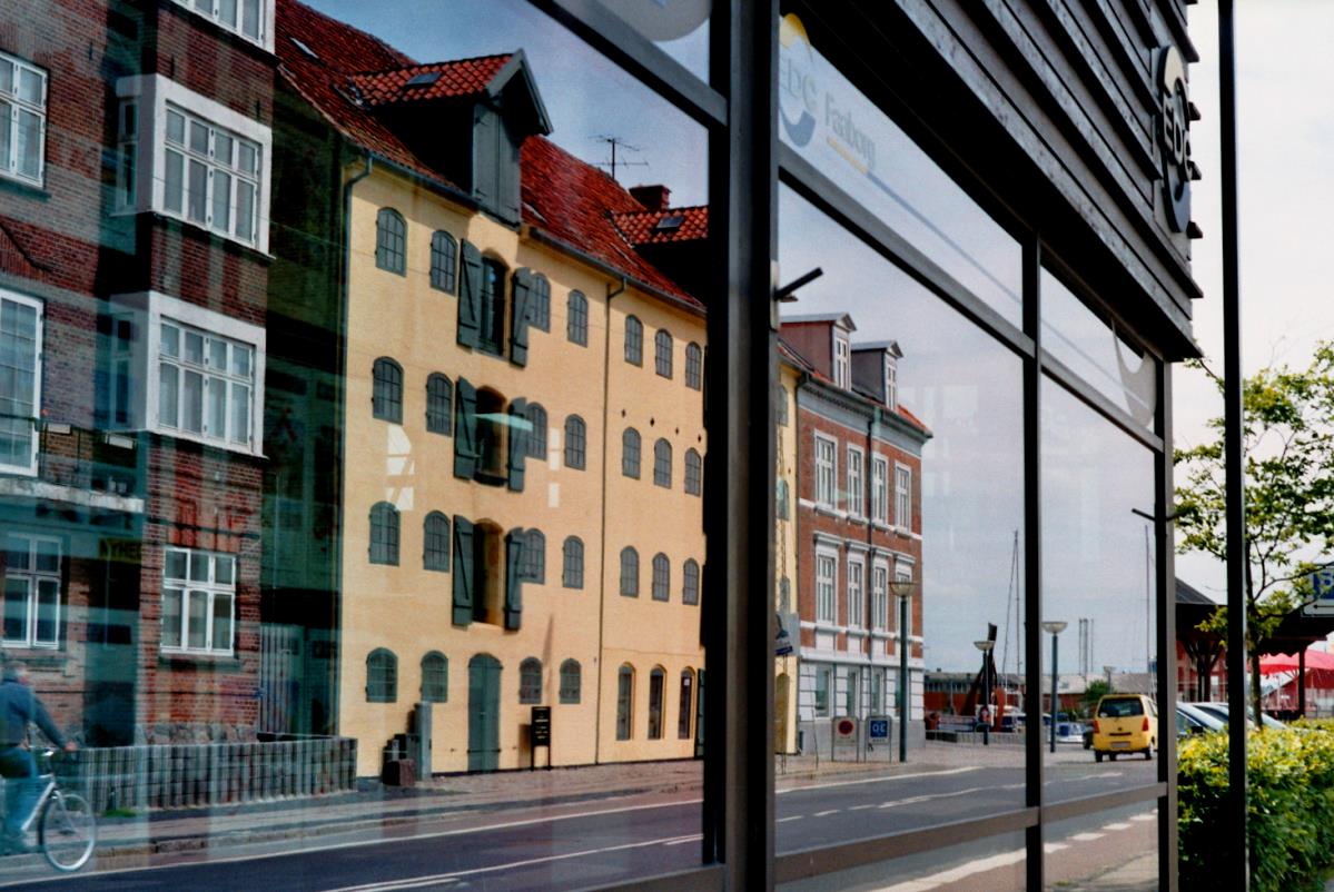 Historische Bausubstanz trifft auf moderne Glasfassade. In der Havnegade von Fborg trifft die historische Altstadt auf die modernen Kontorgebude vom Hafen. Das Foto wurde mit einer Praktica Modell 1952 aufgenommen. Fborg, 21.06.2015