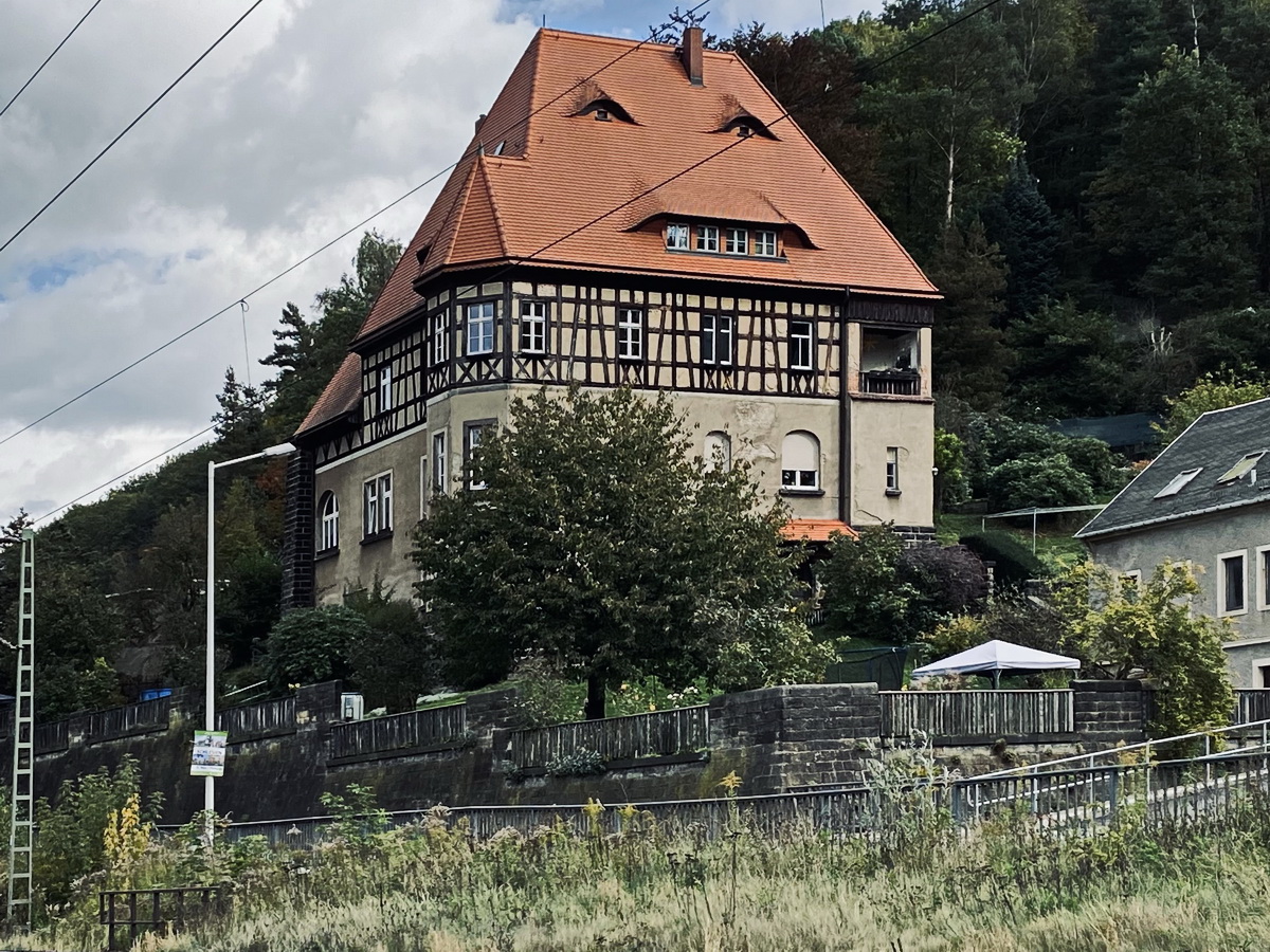 Historisches Haus in Knigsstein direkt an der Bahnstrecke, besucht am 15. Oktober 2021.