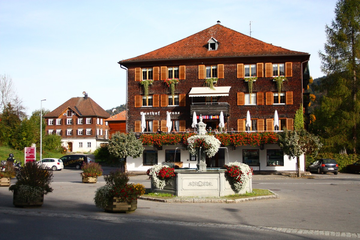 Hittisau, Brunnen und Gasthof Krone am Dorfplatz (12.10.2014)