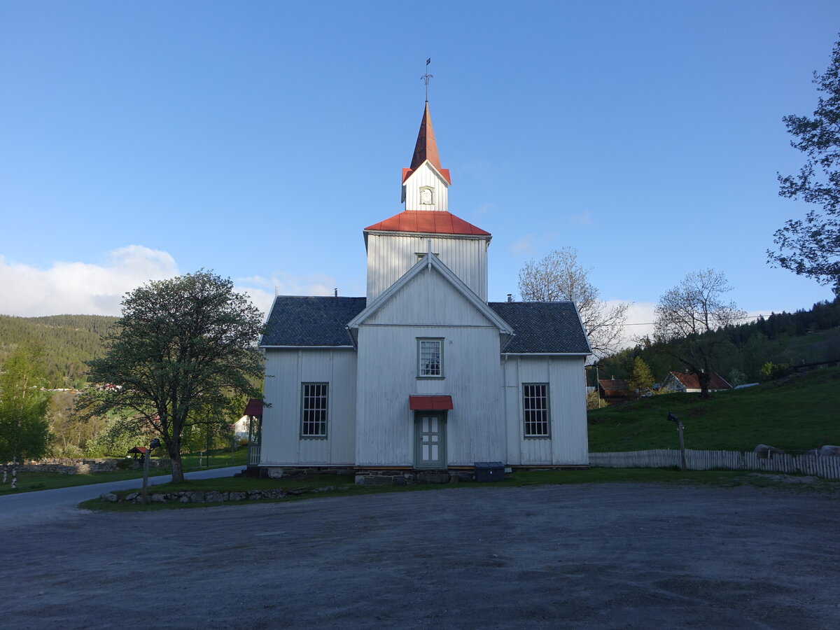 Hjartdal, evangelische Kirche, weie Holzkirche aus dem Jahr 1812 durch Jarand Aasmundson Rnjom (28.05.2023)