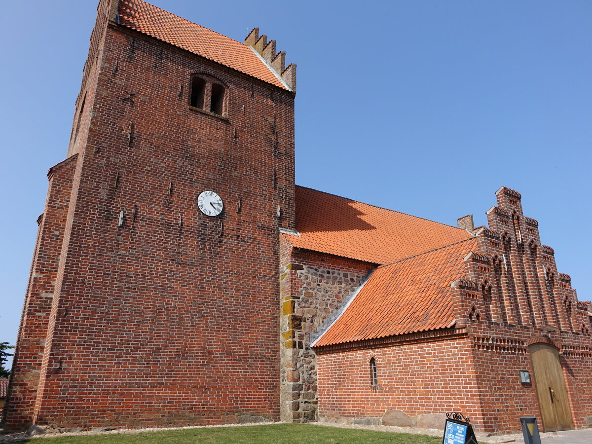 Hjby, romanische evangelische Kirche, erbaut im 12. Jahrhundert, Kirchturm 14. Jahrhundert (17.07.2021)
