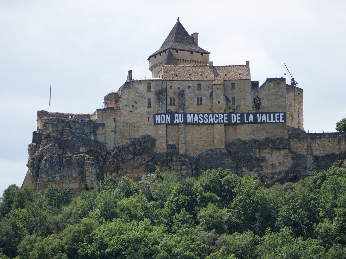 Hoch ber einer Schleife der Dordogne gelegenes Schloss Castelnaud (22.07.2018)