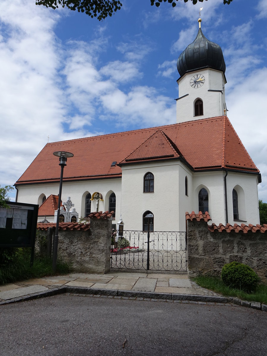 Hhenmoos, St. Peter Kirche, sptgotischer Satteldachbau mit Nordturm mit Zwiebelhaube, erbaut im 15. Jahrhundert, 1737 verlngert und barockisiert, Kirchturm von 1829 (03.07.2016)