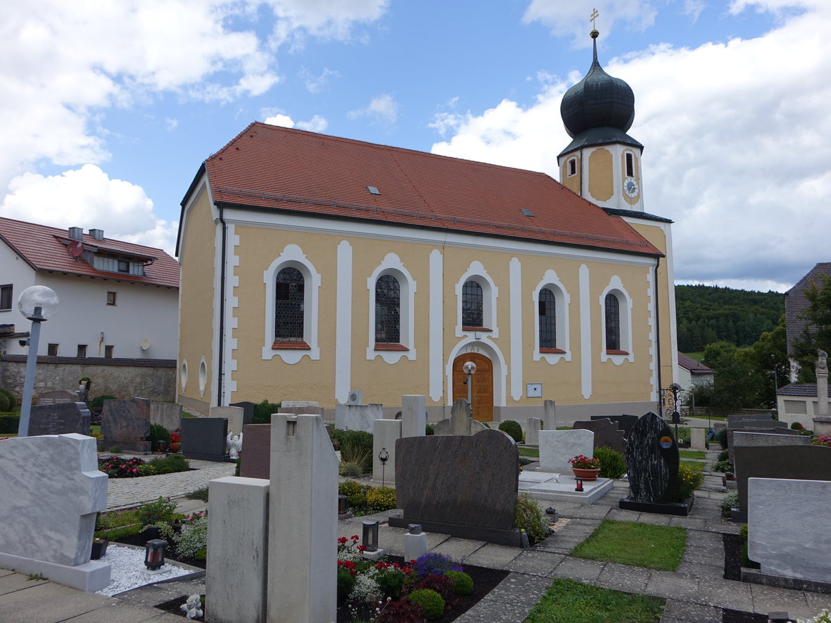 Hrmannsdorf, kath. Pfarrkirche St. Willibald, Saalbau mit Putzgliederungen, Halbwalmdach und Chorturm, erbaut bis 1897 (20.08.2017)