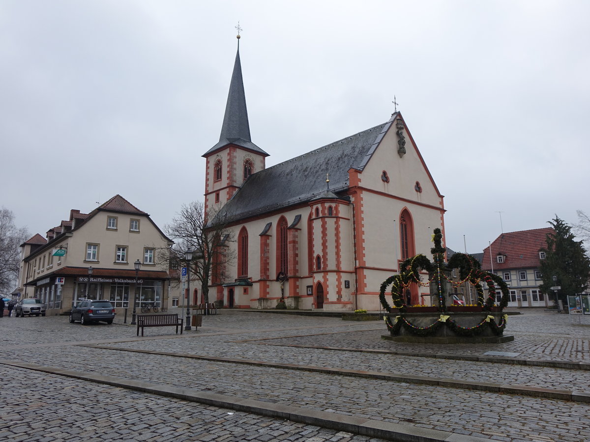 Hofheim, sptgotische Pfarrkirche St. Johannes, Saalbau mit Satteldach, Chorturm mit Pyramidendach und Treppenturm, Turm erbaut 1593, Langhaus erbaut von 1739 bis 1740 
(25.03.2016)