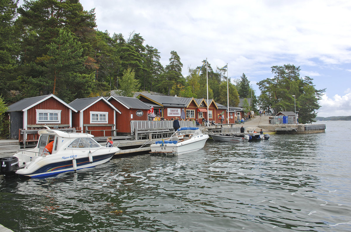 Holzhuser und Svarts Lanthandel (Kramladen) in Alsvik auf der Insel Svarts im Stockholmer Schrengarten.
Aufnahme: 26. Juli 2017.