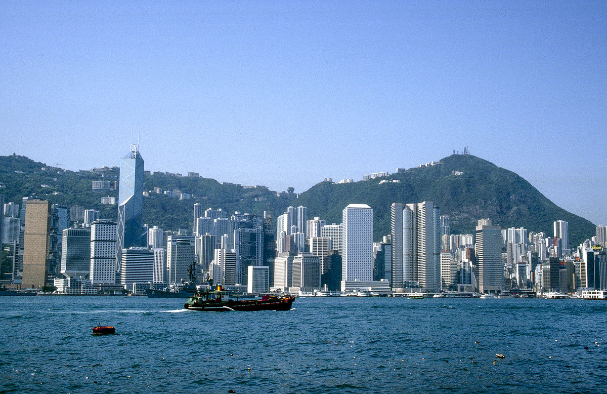 Hong Kong Island von Kowloon aus gesehen. Bild vom Dia. Aufnahme: April 1989.