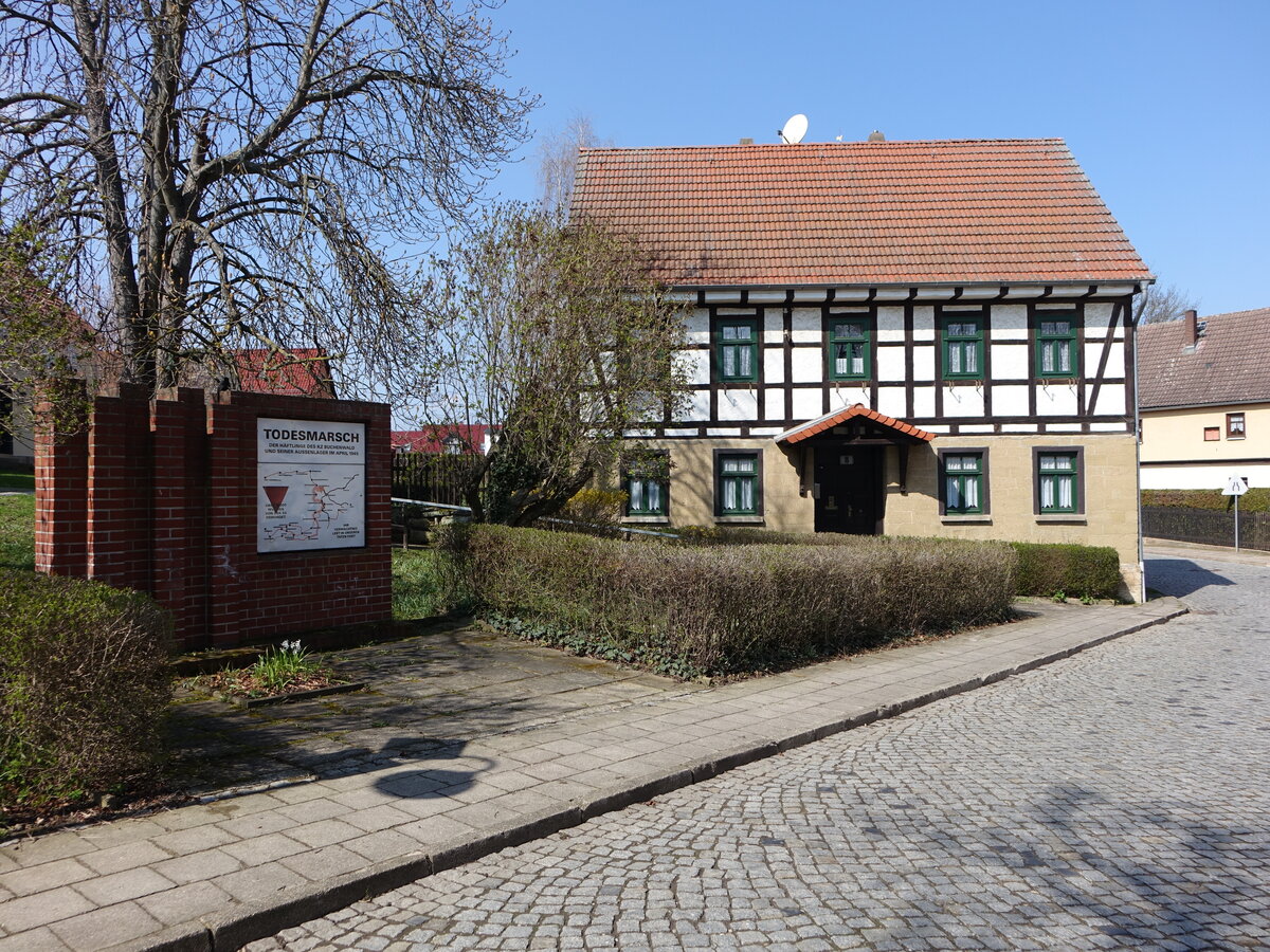 Hopfgarten, Fachwerkhaus und Todesmarschdenkmal am St. Vitus Weg (09.04.2023)