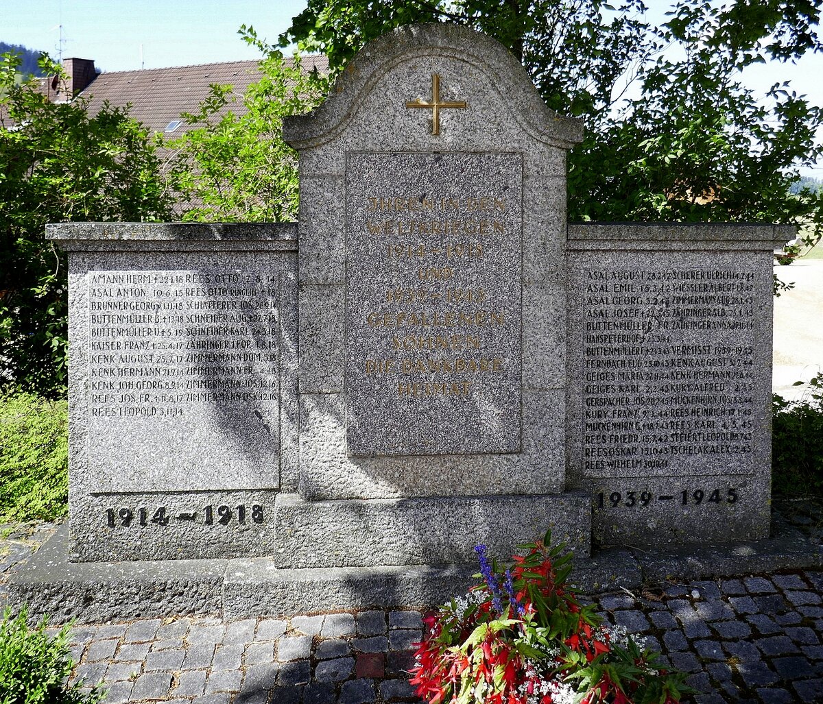 Horben, Denkmal fr die Gefallenen der beiden Weltkriege, neben der Kirche, Juni 2022